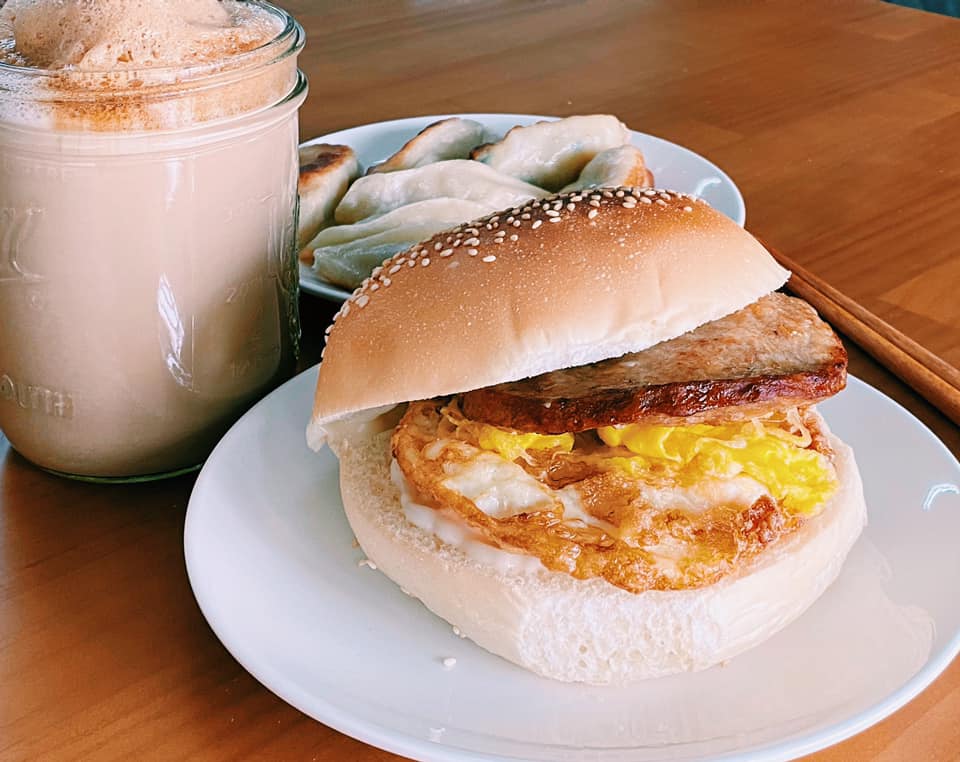 ▲網友自製漢堡。（圖／翻攝自我愛全聯-好物老實説）