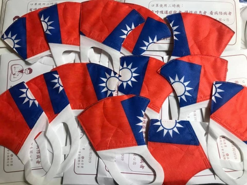 ▲女網友分享，自己拿到的口罩全是「台灣國旗」的款式。（圖／翻攝口罩 醫療口罩 台灣製造口罩 酒精75% 防疫商品 口罩現貨即時資訊臉書）