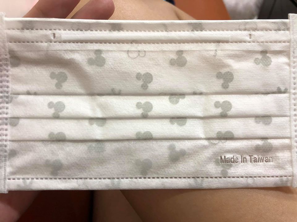 ▲黑白米奇花色口罩。（圖／翻攝自爆廢公社）